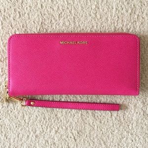 MICHAEL KORS TRAVEL CONTINENTAL WALLET - RASPBERRY
